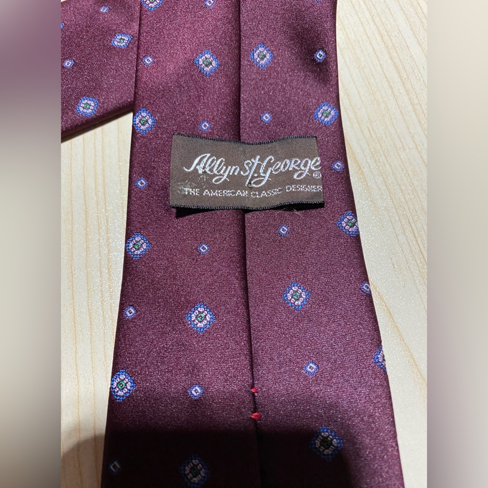 Red Pattern Necktie - Picture 3 of 3